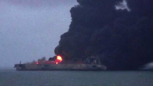 ناقلة النفط المحترقة قصفت بصواريخ أمريكية