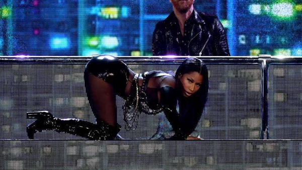 نيكي ميناج تطلق حفل البيلبورد بالأزياء الجلدية والنيران