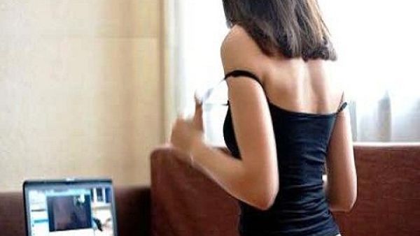 شاب يبتز فتاة بصور فاضحة