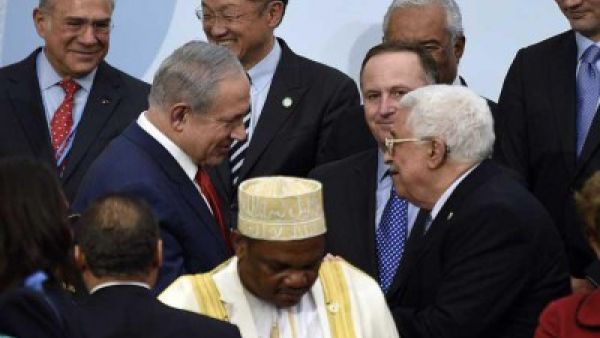 نتنياهو وعباس يتصافحان في أول لقاء بينهما منذ خمس سنوات
