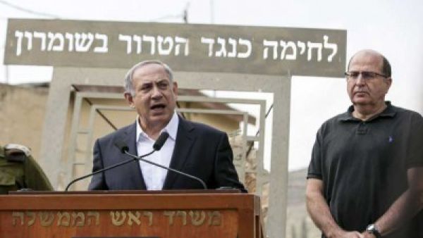 نتنياهو يتحدث بجانب وزير الدفاع الاسرائيلي في قاعدة حورون العسكرية
