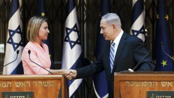 رئيس الوزراء الاسرائيلي بنيامين نتنياهو يصافح مسؤولة السياسة الخارجية للاتحاد الاوروبي فيديريكا موجيريني اثناء اجتماعهما في القدس
