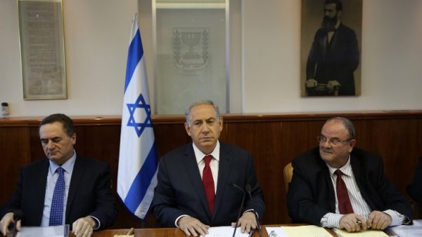 Israeli Prime Minister Benjamin Netanyahu chairs the weekly cabinet meeting at his office in Jerusalem on February 28, 2016. (AFP/Ronen Zvulun)