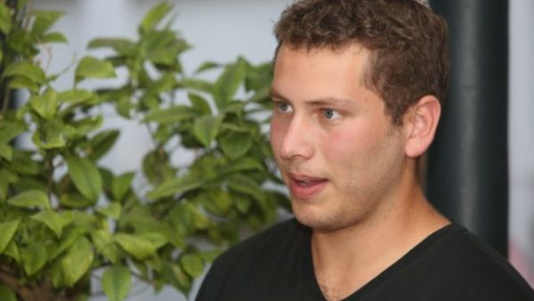 المثير في القصة هو أن "أفنير" يعمل في المقهى، بترتيبات أمنية خاصة، إذ يرافقه دائما رجلا أمن 
