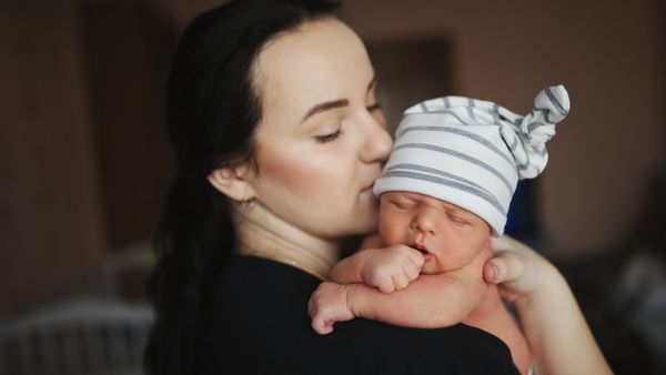 لا تعتمدي على المناديل العطرية عند تنظيف طفلك (shutterstock.com)