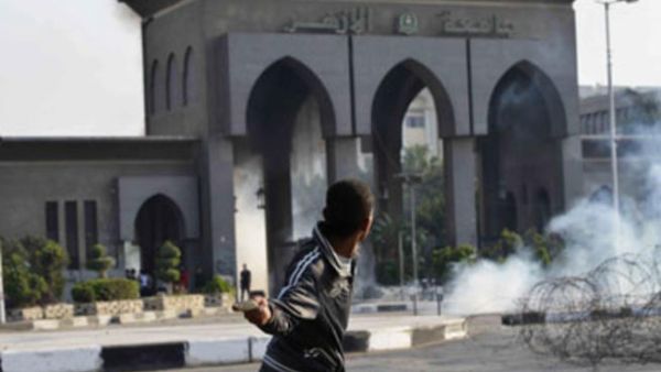 تشهد الجامعة منذ بداية العام الدراسي مظاهرات يومية لطلاب مؤيدين للرئيس المعزول محمد مرسي