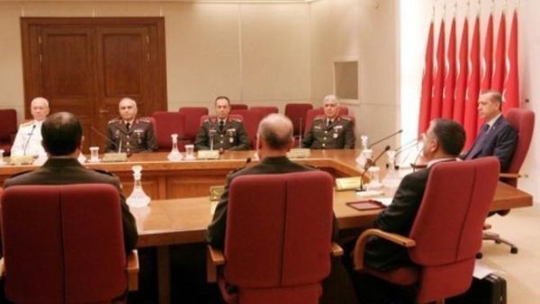 رئيس الوزراء التركي رجب طيب اردوغان (يمين) مترئسا اجتماع المجلس العسكري الاعلى في انقرة
