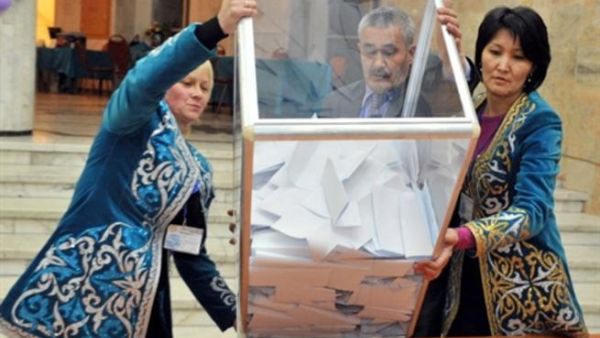 فرز صناديق الإقتراع في قازاخستان