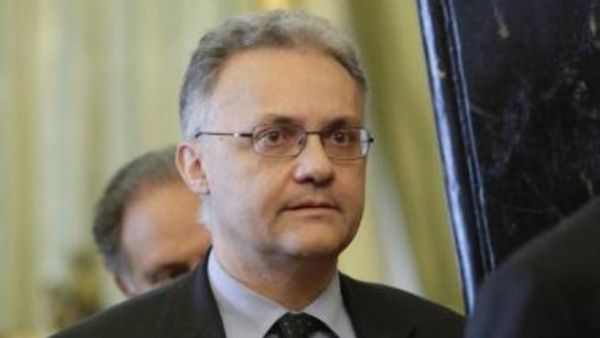 وزير الدفاع الإيطالي ماريو ماورو