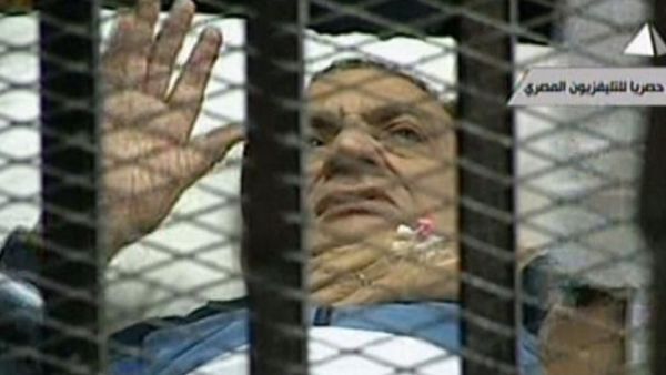 الرئيس المصري السابق حسني مبارك في قفص المحكمة الاثنين
