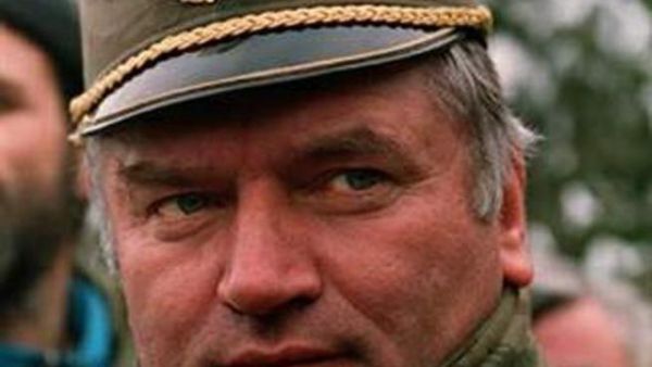 ملاديتش متهم بقيادة المذبحة التي وقعت عام 1995