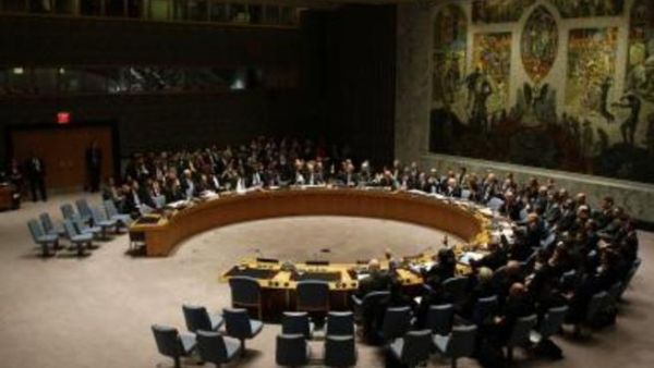 ينص القرار على امكانية فرض عقوبات من مجلس الامن على سوريا لكنها لن تكون تلقائية 