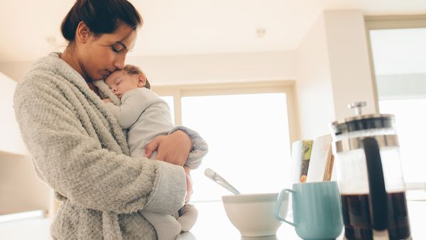قبل أن تخلدي إلى سريرك، حاولي إرضاعه وهو نائم (shutterstock.com)