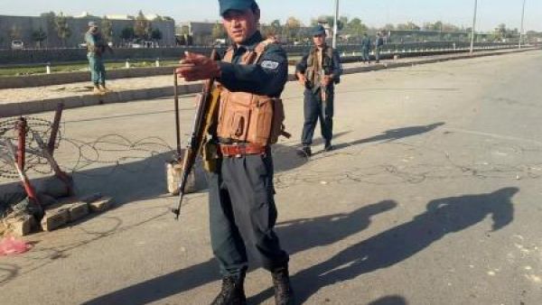 أفراد من الشرطة الأفغانية قرب موقع انفجار وقع في كابول يوم الاثنين
