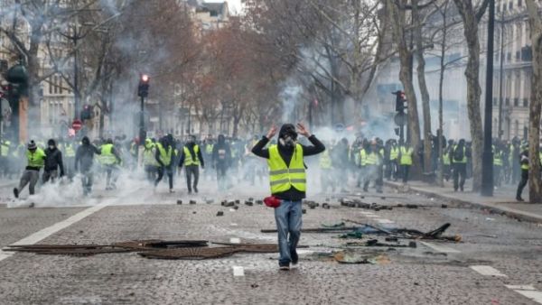 جانب من احتجاجات السترات الصفراء في باريس