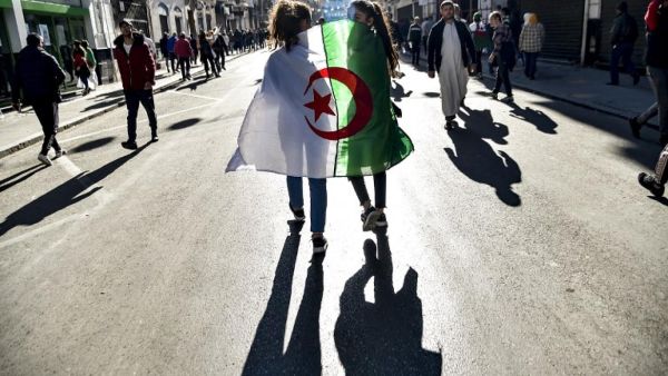الشارع الجزائري ينتظر ويترقب
