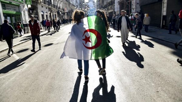 جاء قرار وزارة التعليم العالي بعد يوم من خروج عشرات الآلاف من المحتجين إلى وسط العاصمة