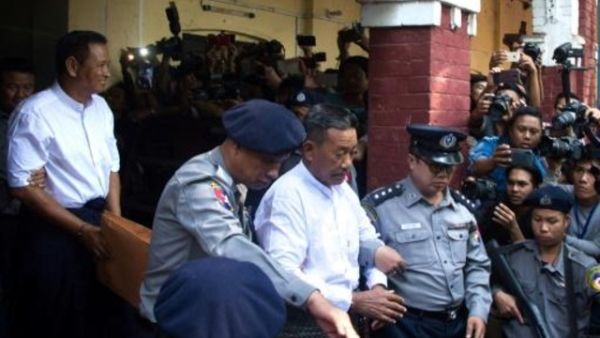 تشي لين الرجل الذي أطلق النار على المحامي البورمي تشو ني، عند مغادرته المحكمة في رانغون 
