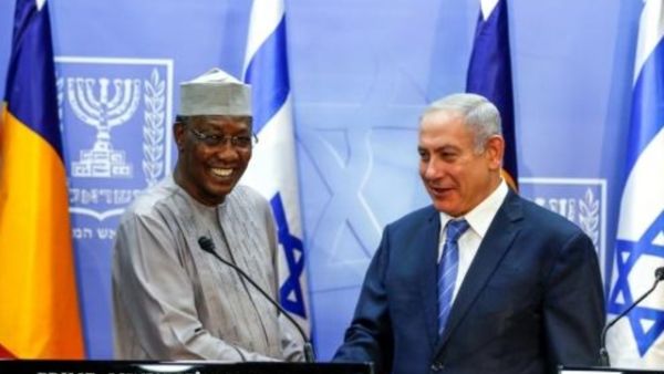 مصافحة بين رئيس تشاد ادريس ديبي ورئيس وزراء اسرائيل بنيامين نتانياهو في القدس في 25 تشرين الثاني/نوفمبر 2018.

