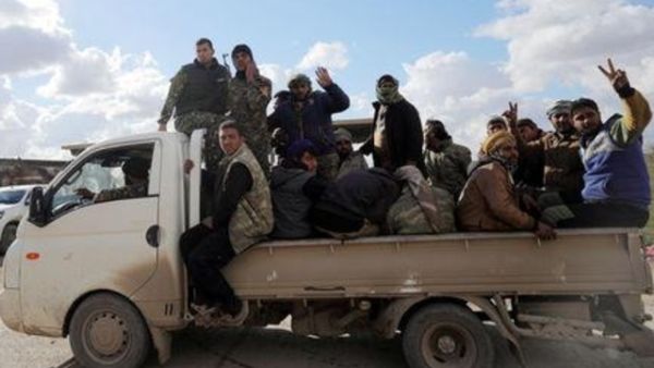 أفراد من قوات سوريا الديمقراطية في دير الزور
