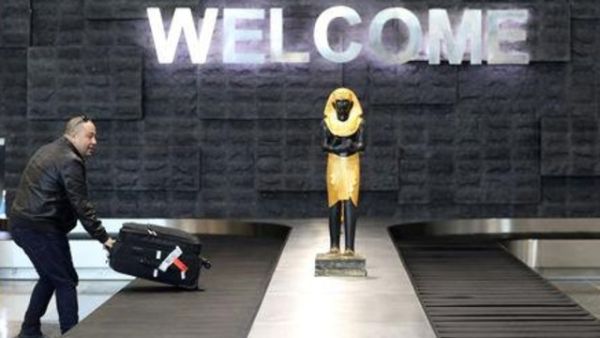 رجل يأخذ أمتعته عقب الوصول إلى مطار سفنكس الدولي غرب القاهرة
