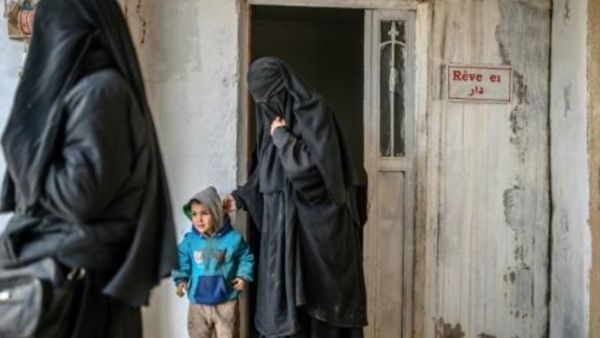 فرنسيتان معتقلتان في سوريا تطمحان للعودة إلى بلدهما 
