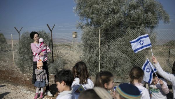 غالبا ما تدعي المنظمات والجمعيات الاستيطانية إنها اشترت العقارات ولكن الفلسطينيين ينفون ذلك