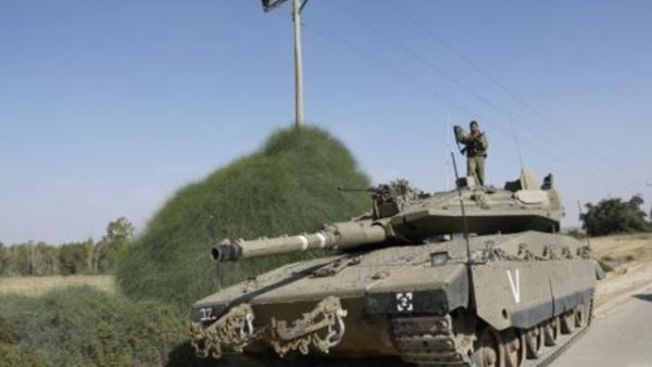 جندي اسرائيلي يقف على دبابة ميركافا على الحدود الاسرائيلية مع قطاع غزة
