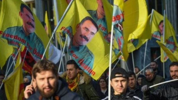 متظاهرون يرفعون أعلاما تحمل صورة الزعيم الكردي عبدالله أوجلان خلال تظاهرة ضد الحملة التركية العسكرية التي استهدفت بلدة عفرين السورية
