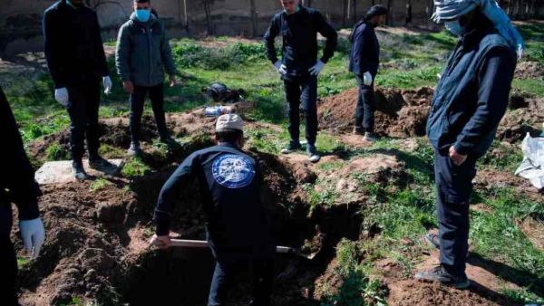 العثور على أكبر مقبرة جماعية لضحايا داعش على مشارف الرقة