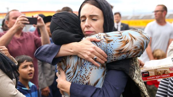 رئيسة وزراء، نيوزيلندا جاسيندا أرديرن تواسي عائلات ضحايا المذبحة
