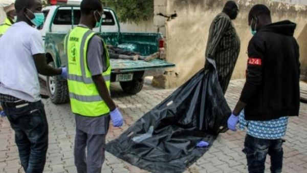 نقل جثة الى مشرحة مستشفى شمل شرق مدينة مايدوغوري
