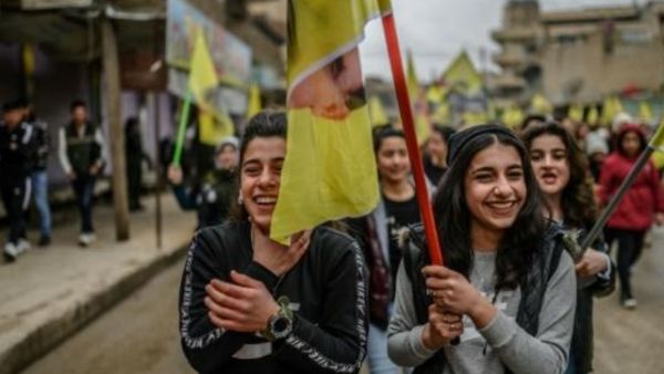 شبات مشاركات في تظاهرة تضامن مع الزعيم الكردي عبدالله أوجلان
