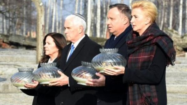 نائب الرئيس الاميركي مايك بنس في معسكر اوشفيتز في بولندا
