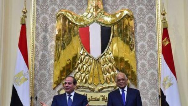 الرئيس المصري عبد الفتاح السيسي (يسارا) وبجواره رئيس مجلس النواب المصري علي عبد العال في مقر المجلس بالقاهرة

