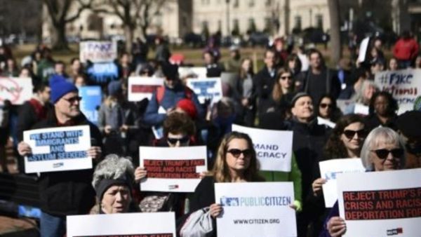 تظاهرة أمام البيت الابيض احتجاجا على إعلان ترامب حالة الطوارىء
