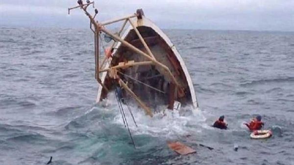 غرق مركب صيد كان يقل حوالى 450 مهاجراً