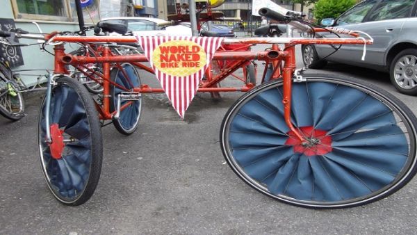 الامن البريطاني يغير طريق جولة اشترك بها 250 شخصا عراة على الدراجات