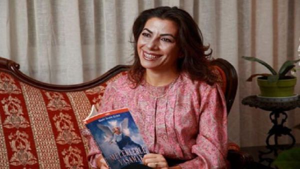  على الكاتبة بيكي إيكلا إريكلي البالغة من العمر 40 عاما