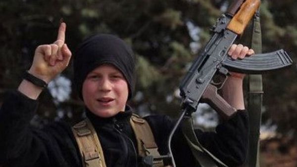 الطفل الداعشي “أبو عبدالله البريطاني” الذي يشارك مع عدد من الأطفال بتنفيذ إعدامات جماعية 