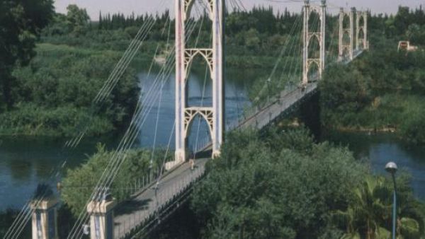 معظم المنشآت الحيوية في المنطقة تقع غرب النهر وخاصة في دير الزور