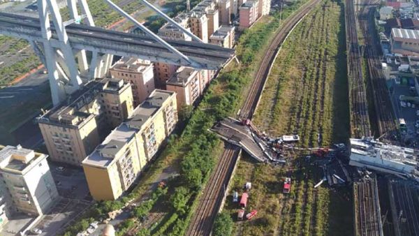 أنقاض الجسر الذي انهار في جنوى