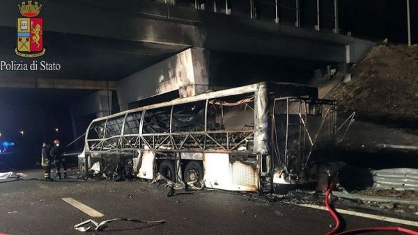  اشتعال النيران في حافلة تقل طلابا مجريين 