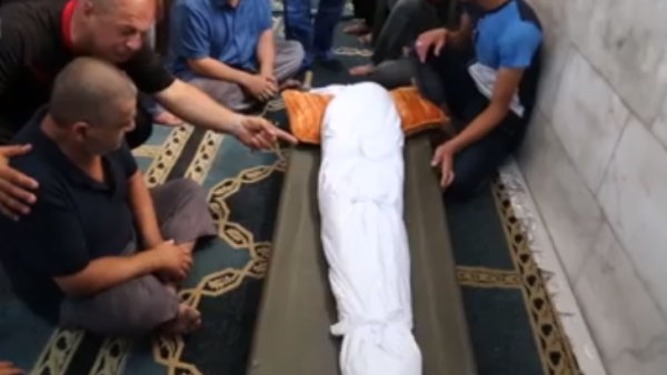 جثمان الطفل السوري قبل دفنه في العاصمة عمان