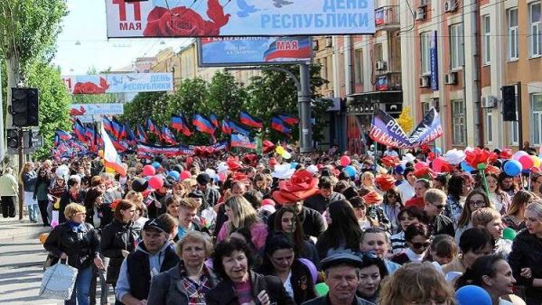 سكان دونباس يحتفلون بعيد الاستقلال (أرشيف)
