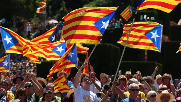 الشرطة الإسبانية تصادر صناديق وبطاقات اقتراع في الاستفتاء على استقلال كاتالونيا