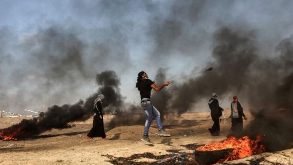 آلاف الفلسطينيين، يتجمهرون في عدة مواقع قرب السياج الفاصل بين القطاع وإسرائيل، منذ نهاية شهر مارس/آذار الماضي