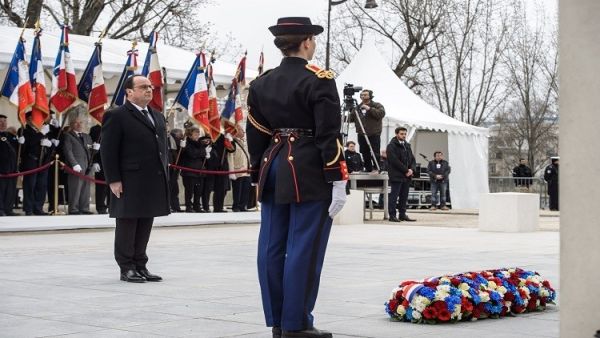 هولاند يؤكد في يوم النصر الجزائري ضرورة مراجعة التاريخ