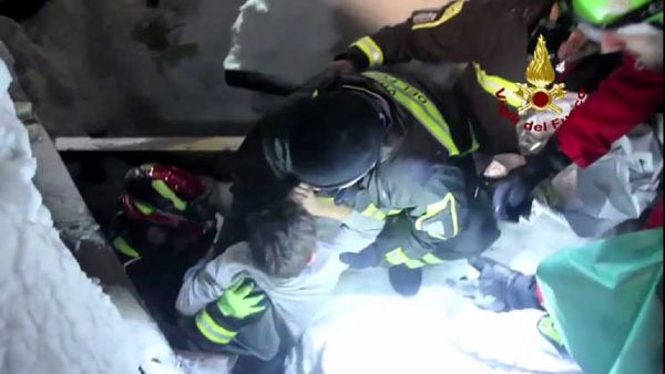 عاصفة ثلجية تدمر فندقا بعد انهيار جليدي في ايطاليا