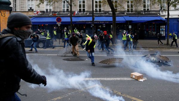 حسب السلطات الفرنسية فإن الاحتجاجات بدأت تتراجع من خلال تقلص أعداد المشاركين فيها